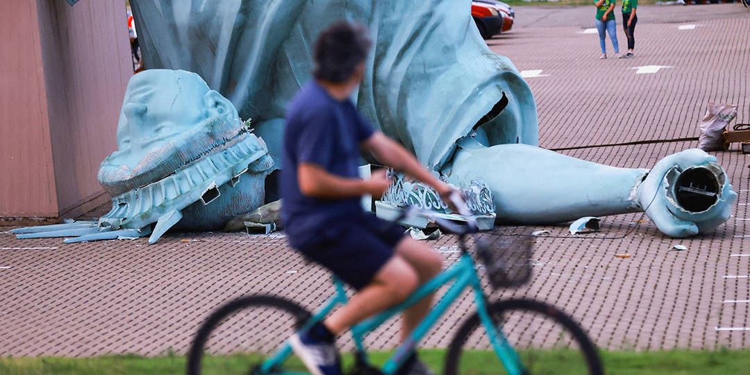 В Бразилии из-за сильного ветра обрушилась копия статуи Свободы