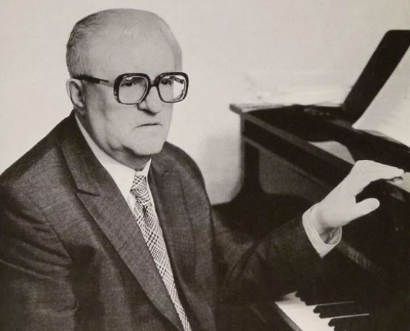 Георгия Васильевич Свиридов (1916-2\1998). Фотографию взяла из свободных источников на просторах интернета