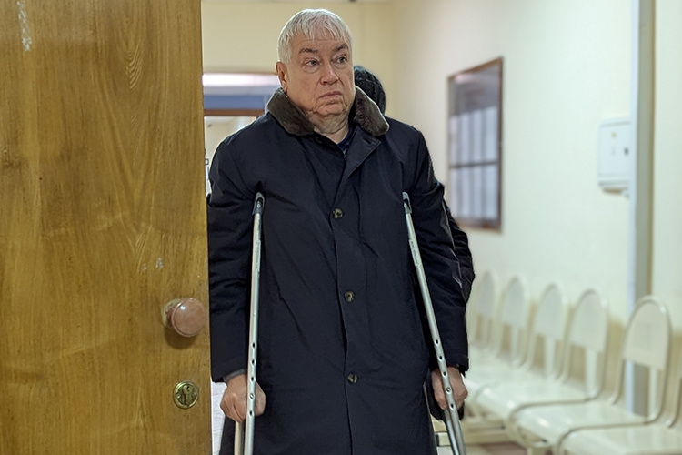    Передвигается Роберт Мусин на костылях с наклейками «доступная среда», в компании мужчины, которого называет «сопровождающим»