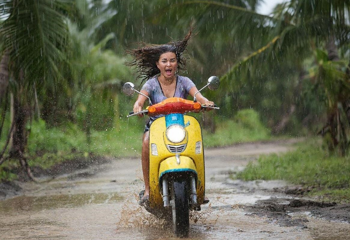 Девушка пыталась преодолеть опасный участок дороги на мопеде.  Фото: Изображение сгенерировано нейросетью / Дмитрий Мигалин