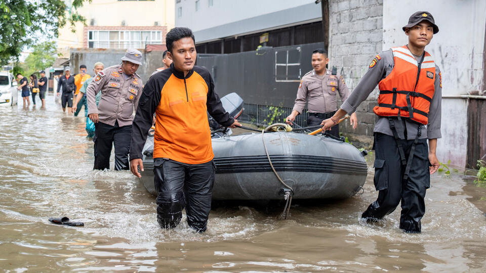     Россиянка погибла во время наводнения на Бали MADE NAGI/EPA/TASS