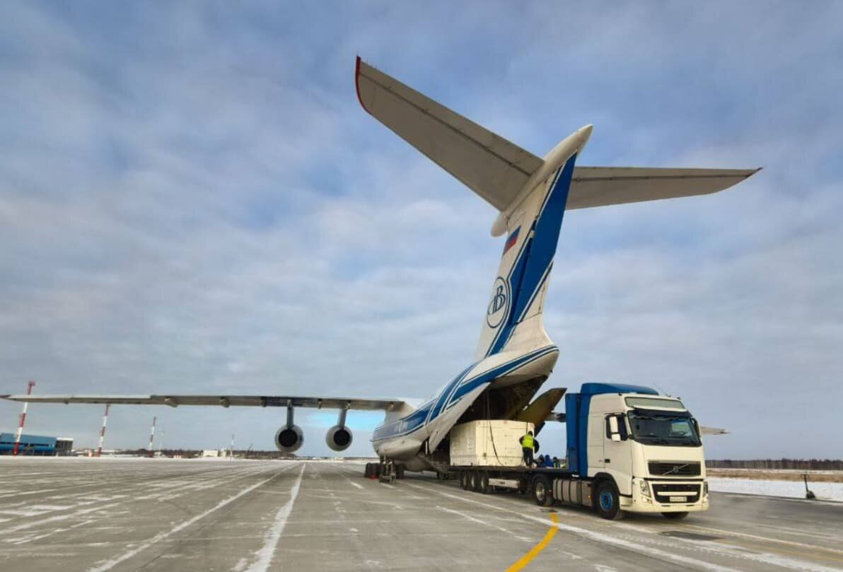   Грузовой самолёт Ил-76 на выгрузке контейнеров со спутниками