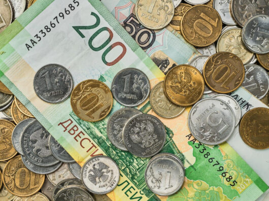    Денежные купюры и монеты //Фото Freepick, ededchechine
