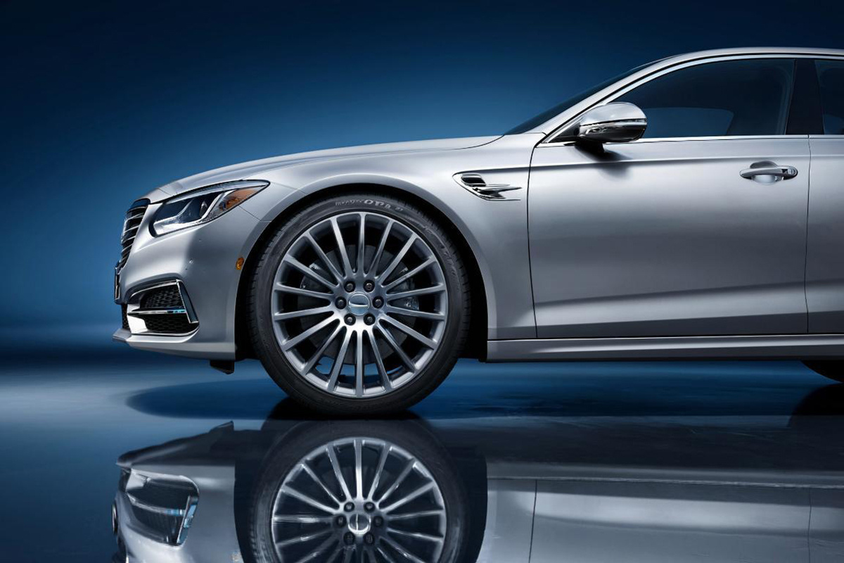 Парадоксальным козырем владелец назвал цену: подержанный E-Class обходится ему дешевле, чем Toyota Camry тех же лет.  Фото: Изображение сгенерировано с помощью ИИ / Светлана Возмилова