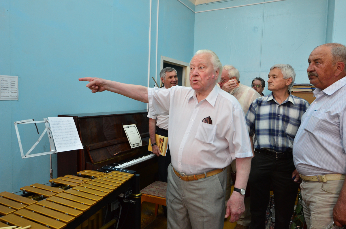 2014 год. В Оренбургском государственном институте искусств имени Ростроповичей. В окружении "повзрослевших" учеников.