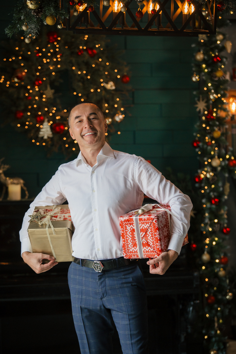 34 года бизнес-практики
Президент API (Ассоциации профессиональных интернет -предпринимателей
Действующий предприниматель
Бизнес-стратег
Эксперт в области наставничества
Помог 452 предпринимателю стать миллионером
Лектор Российского общества «Знание»
Общественный деятель и просветитель в области бизнес-образования
Основатель обучающего сообщества SunTeam International с 1998 года.
лицензии  на осуществление образовательной деятельности  Nº 16-10/5576 