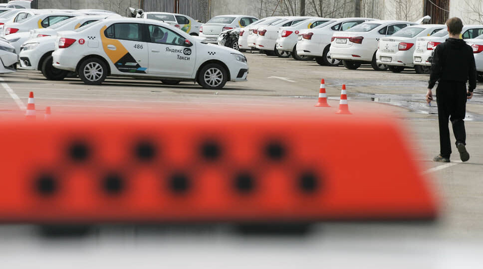 Водитель такси помог 92-летней пенсионерке вернуть переданные мошенникам деньги