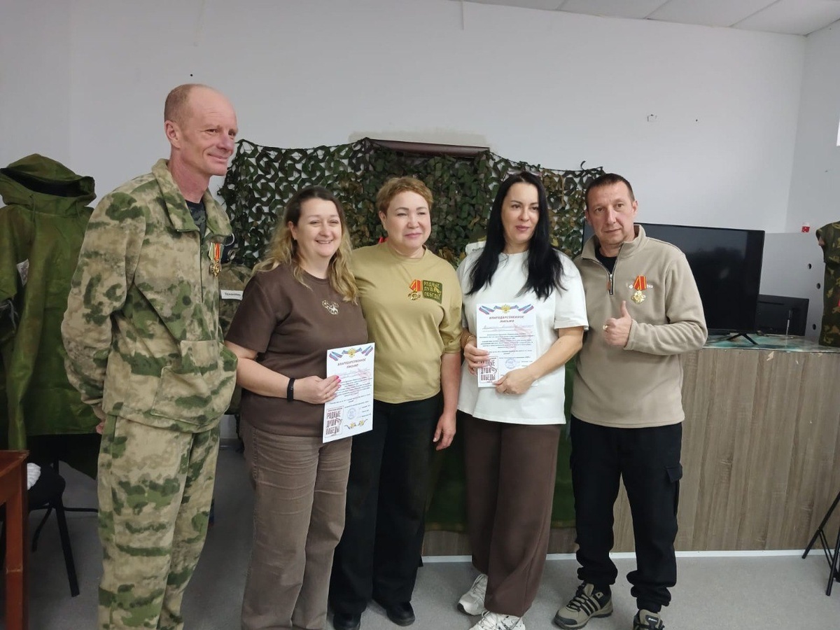 Волонтеры «Родных душ Победы» и активистки Комитета семей воинов Отечества: Александр Кузьмин, Ольга Тюрина, Лариса Шавкунова, Надежда Кипко и Максим Павлов / Фото Евгения Кузова