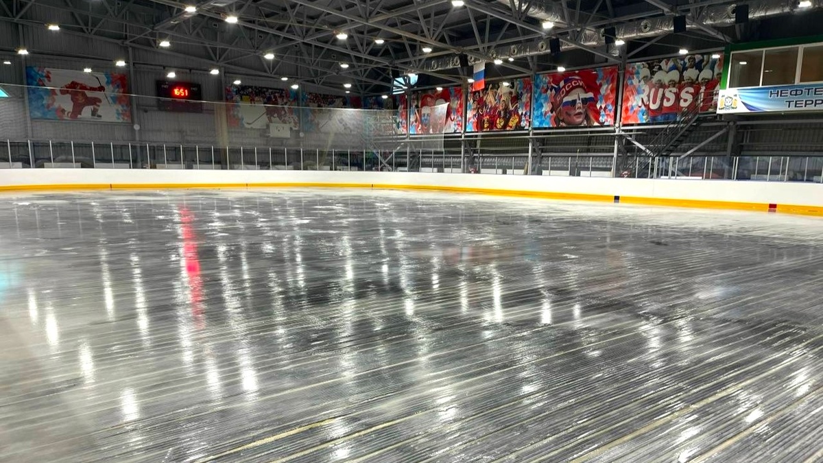    В Пойковском обновили ледовую арену