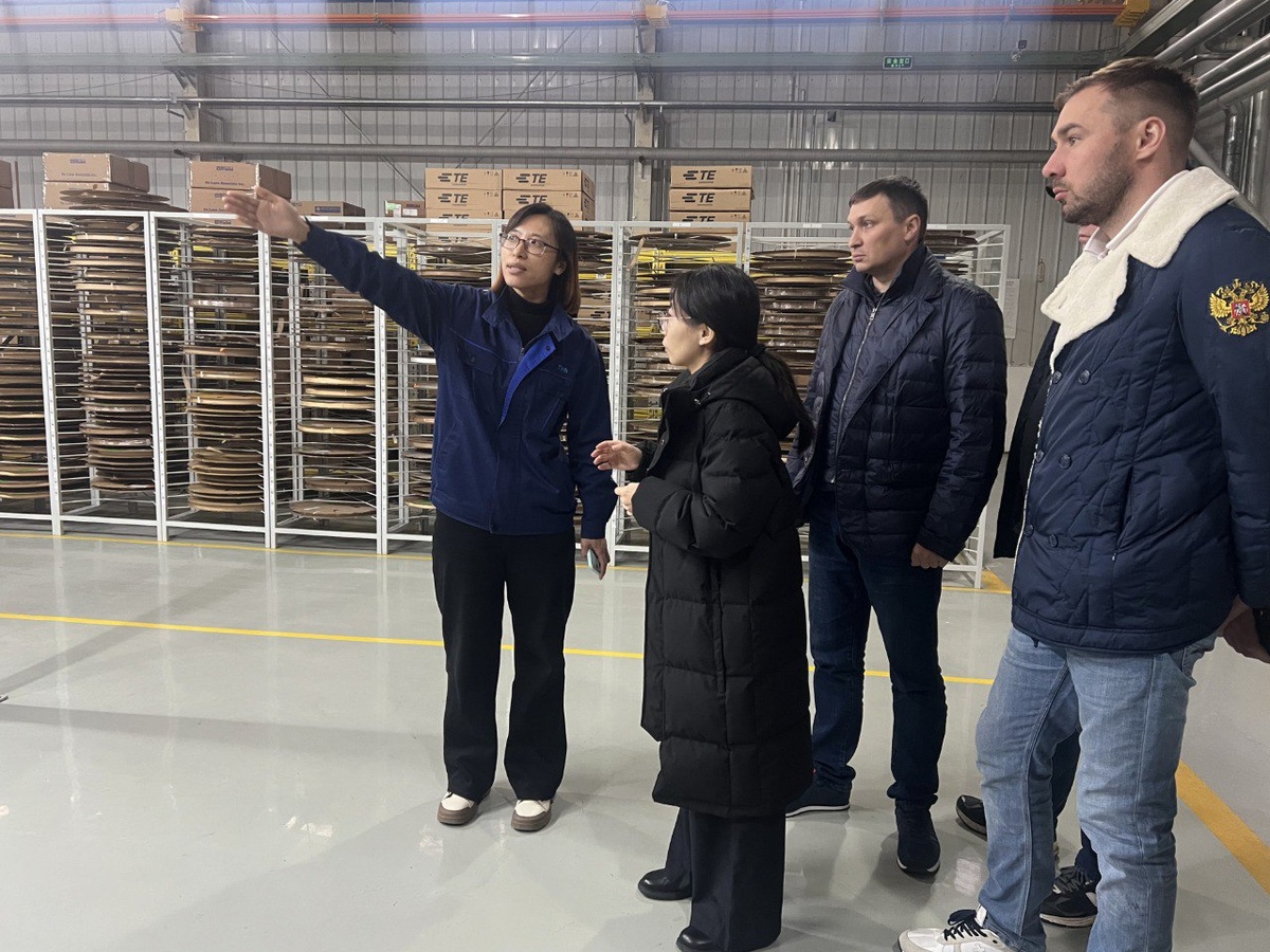 «В Телине мы увидели, как организована работа местных предприятий – по изготовлению станков, выращиванию овощей… Многие жители задействованы именно в производственной сфере», – отметил Андрей Постовалов / Фото предоставлено пресс-службой администрации НТМО