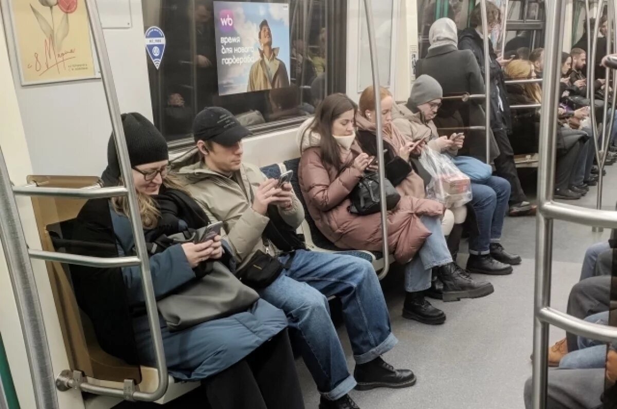    В час пик закрыли вход на «Звездную» из-за поломки эскалатора в Петербурге