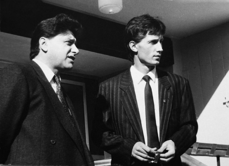 Президент АвтоВАЗбанка Пётр Нахманович и директор Банк-колледжа Игорь Богданов. Начало 1990-х