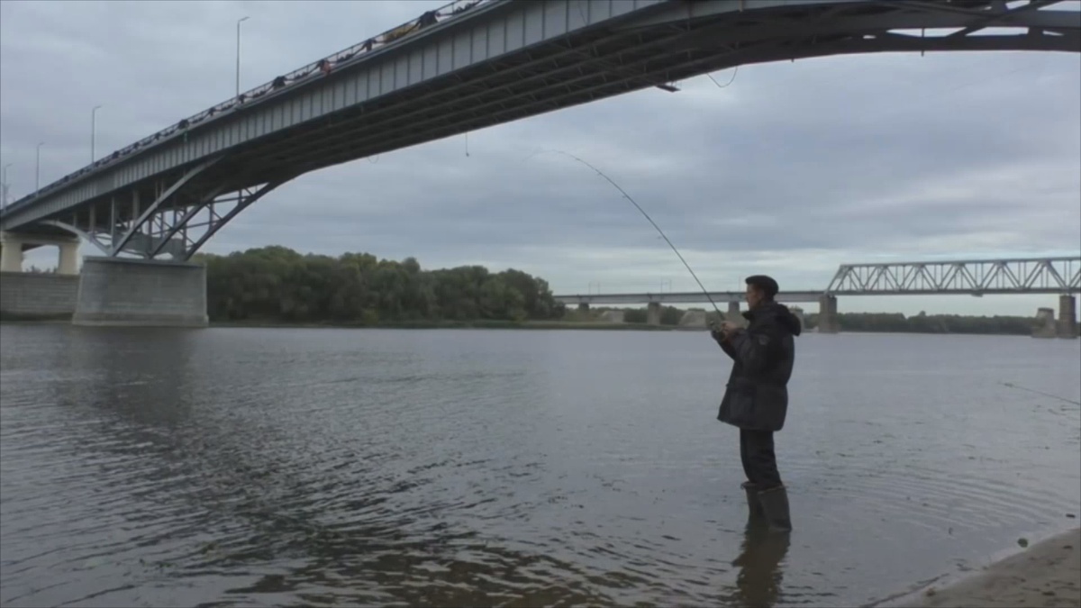 Под самим мостом лучше не вставать...