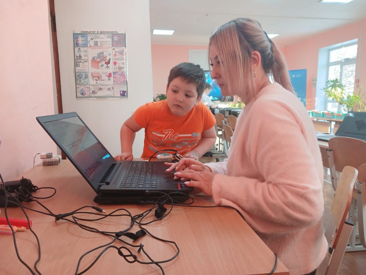 Руководитель кружка робототехники Яна Аганина и Арсений Балчугов: в робототехнике обсуждение проекта – основа основ / Фото Евгения Кузова