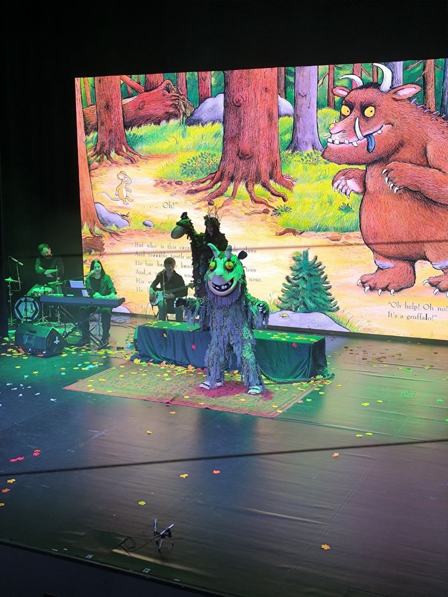 Внимание на задний фон. Сразу показано, как в книге