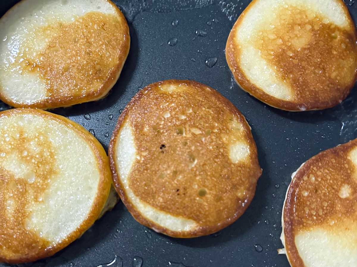 Вечер воскресенья - пеку оладушки.