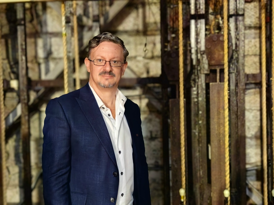 Директор Новороссийского городского театра Олег Бередин на фоне «исторической кладки» здания