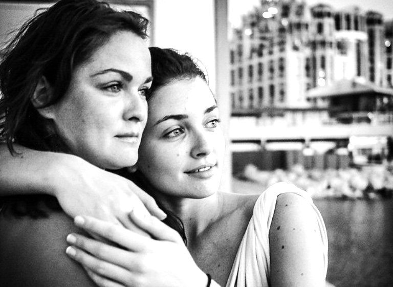 на фото Анастасия Сафонова с мамой