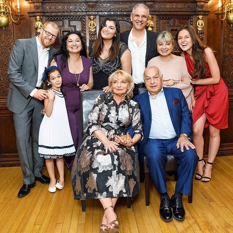 Левон и Софья Оганезовы золотую свадьбу отпраздновали с дочерями и их семьями.