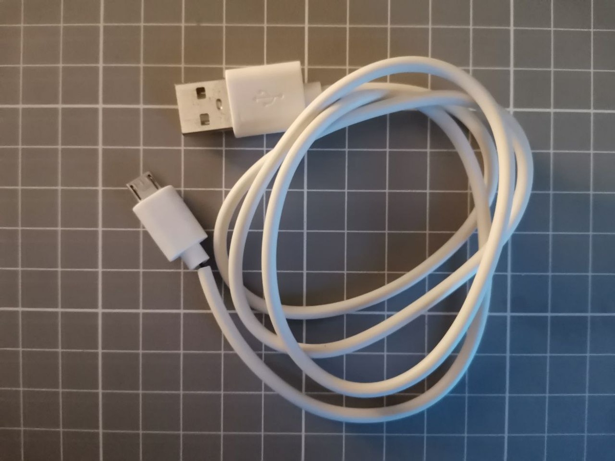 Обнаруживаем надлом рядом с разъёмом micro USB