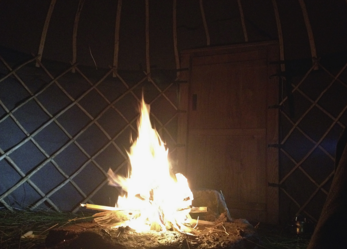 Бывает, и полено с огнем очень дружат. Не бывает, что очень долго 