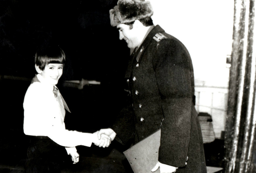 Командир гв67МСП, подполковник Григорьев, поздравляет сына со ступлением в пионеры...