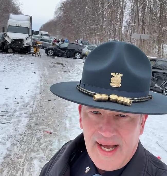 Сержант полиции Мэтт Эймс в прямом эфире инструктирует водителей по поведению при буране Facebook