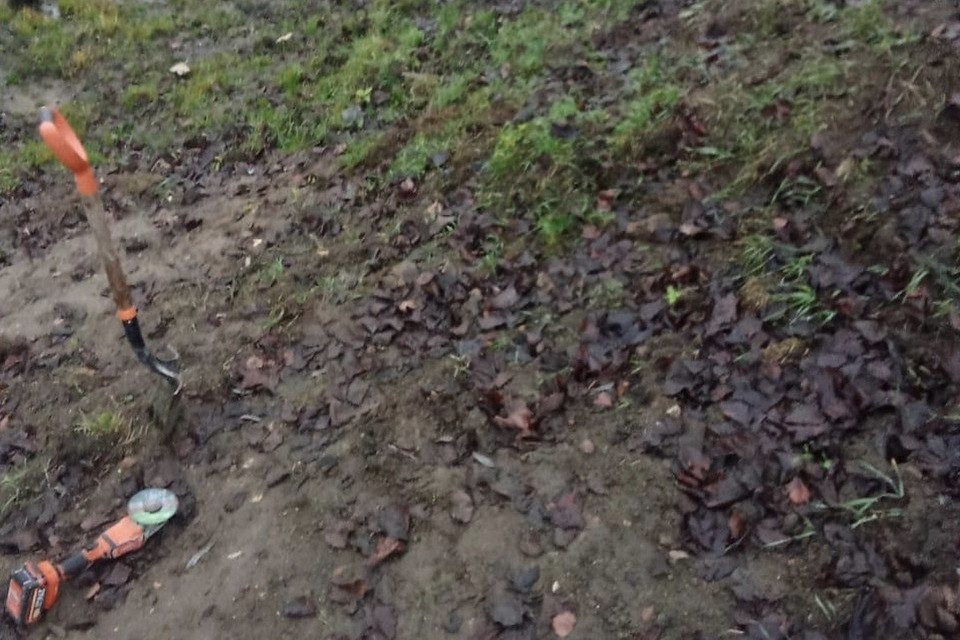    Собственник строящегося дома планировал сливать отходы из септика прямо на землю в водоохранной зоне. Фото: Минприроды Тверской области.