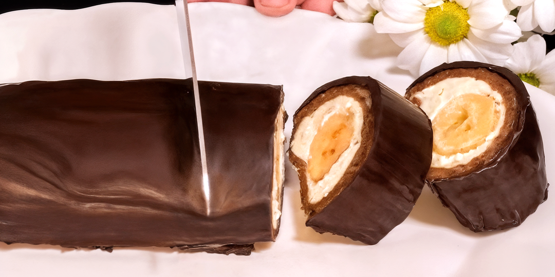 Шоколадный рулет без выпечки с нежной начинкой и бананом