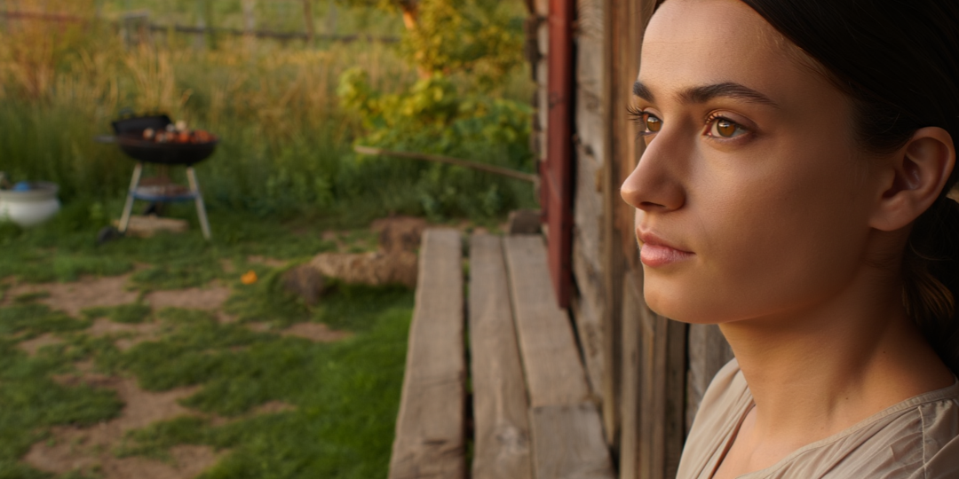 — Мы родня, нам положено помогать, а ты, неблагодарная, даже постелить по-человечески не можешь!