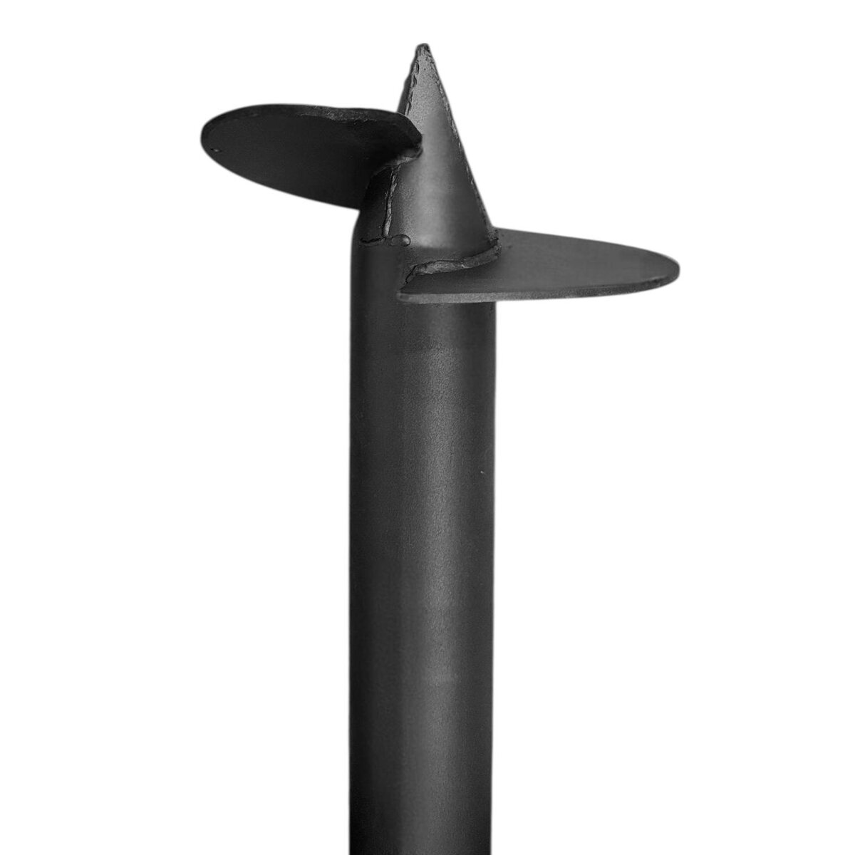 Что такое винтовые сваи?
Винтовые сваи — это металлические опоры с острым наконечником и винтовой лопастью, которые вкручиваются в грунт как шуруп. Такой фундамент стали активно использовать благодаря его надежности, скорости монтажа и универсальности.