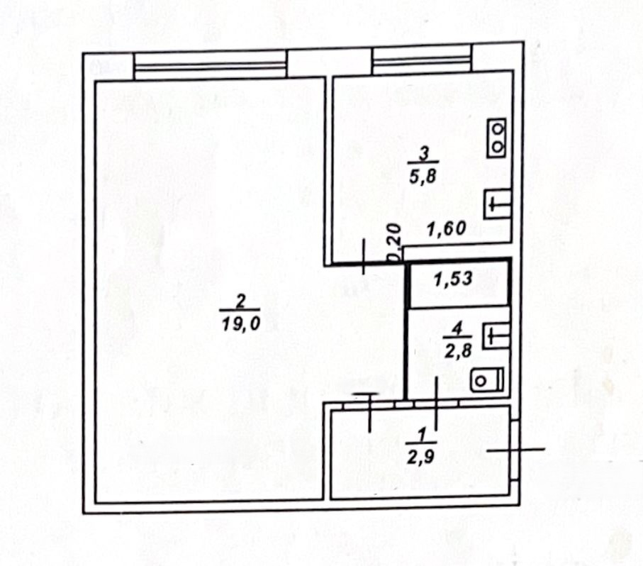 Пример типичной планировки: маленькая кухня, где хочется уместить и стол, и кухонный гарнитур, и бытовую технику.

