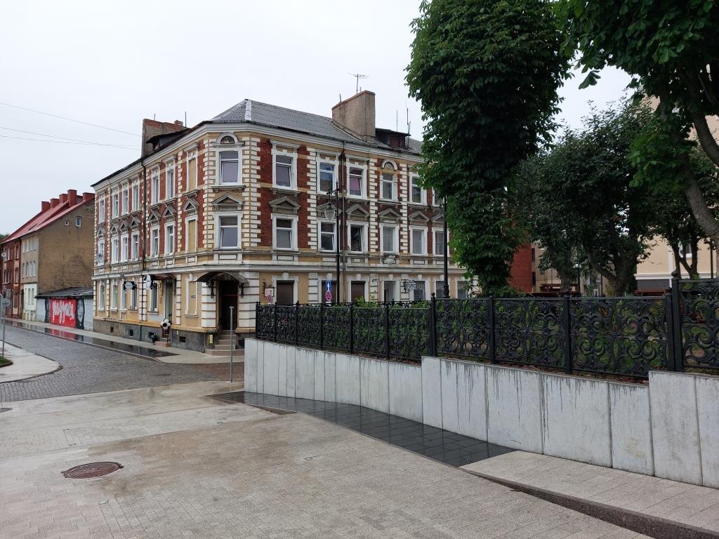 Кто-то: Да у нас у самих в городе таких домиков полно. Что тут глядеть-то?