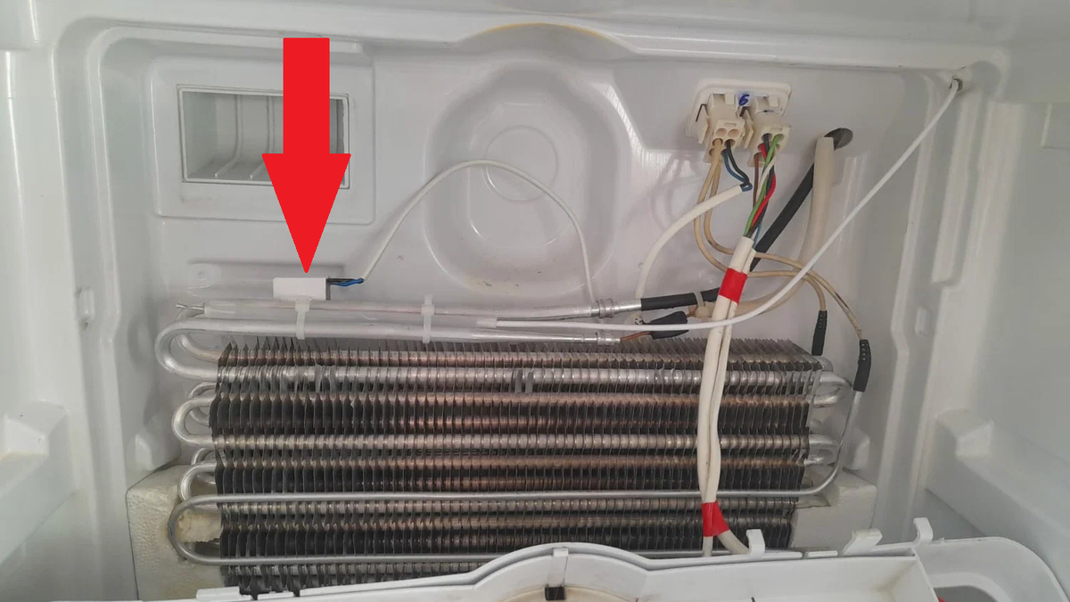 Датчик оттайки крепится к испарителю 