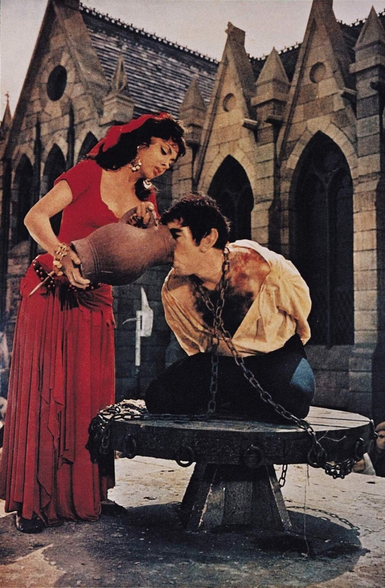 Эсмеральда и квазимодо. Кадр из фильма 1956 года