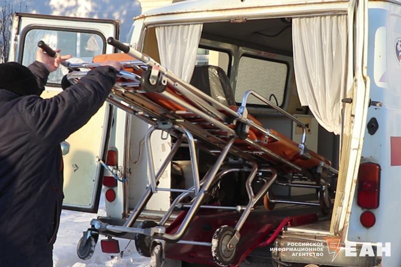    Санитарная каталка в скорой помощи