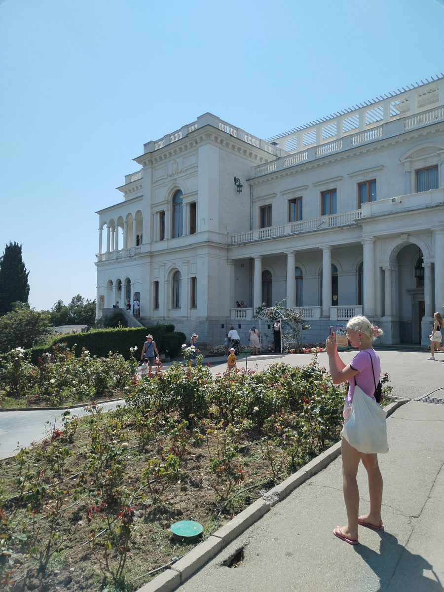 На фоне этого красивого здания многие фотографируются. Фото автора. 