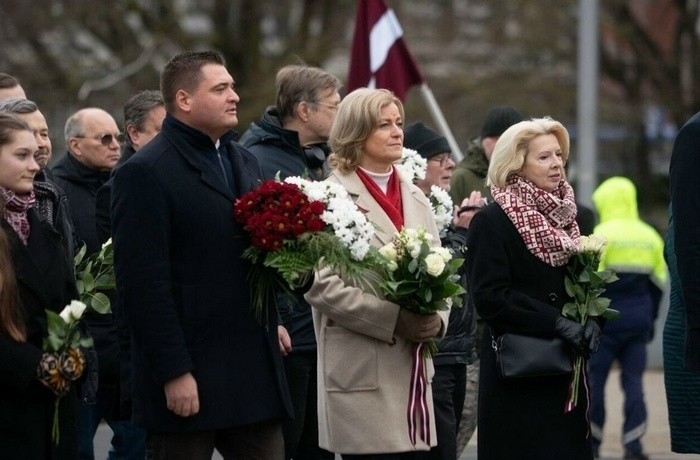 Представители латвийской национальной элиты возлагают цветы в честь латышских эсэсовцев