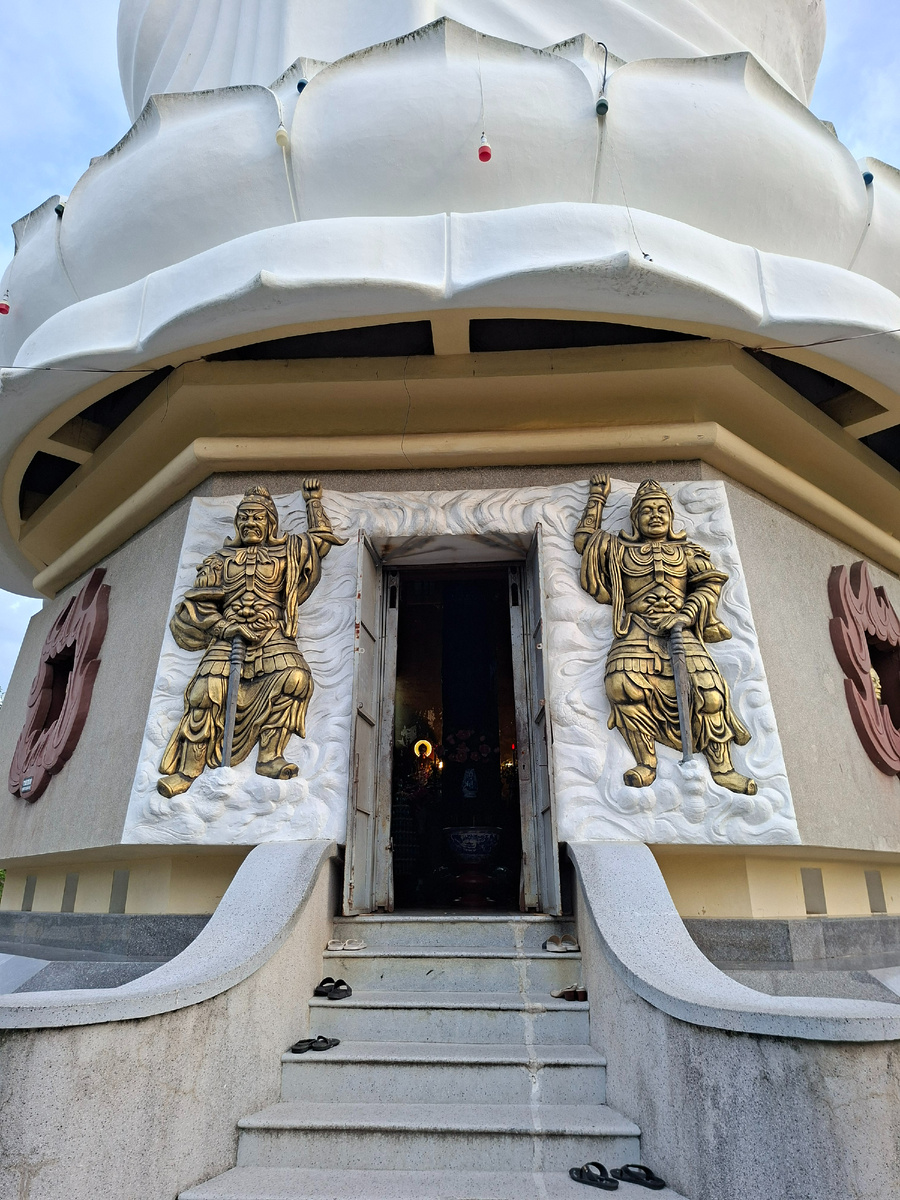 Вход в храм Белый Будда Нячанг Вьетнам