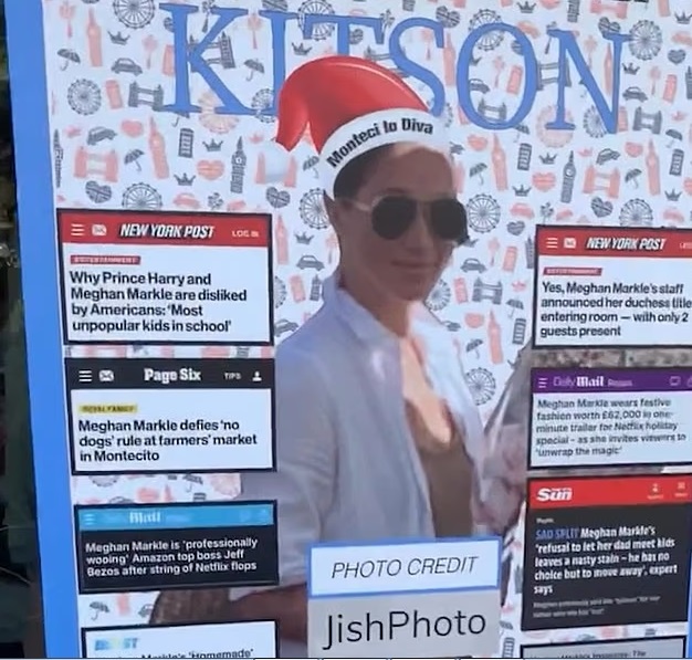 На фотографии в витрине универмага Kitson герцогиня Сассекская изображена в шапке Санта-Клауса с надписью "Монтеситская Дива" со списком своих "прегрешений" за 2025 год.