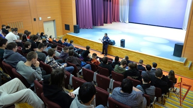    Росгвардейцы в Югре провели уроки Конституции для подшефных школьников