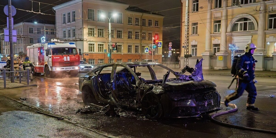 Иномарка пылала сегодня в самом центре Петрозаводска