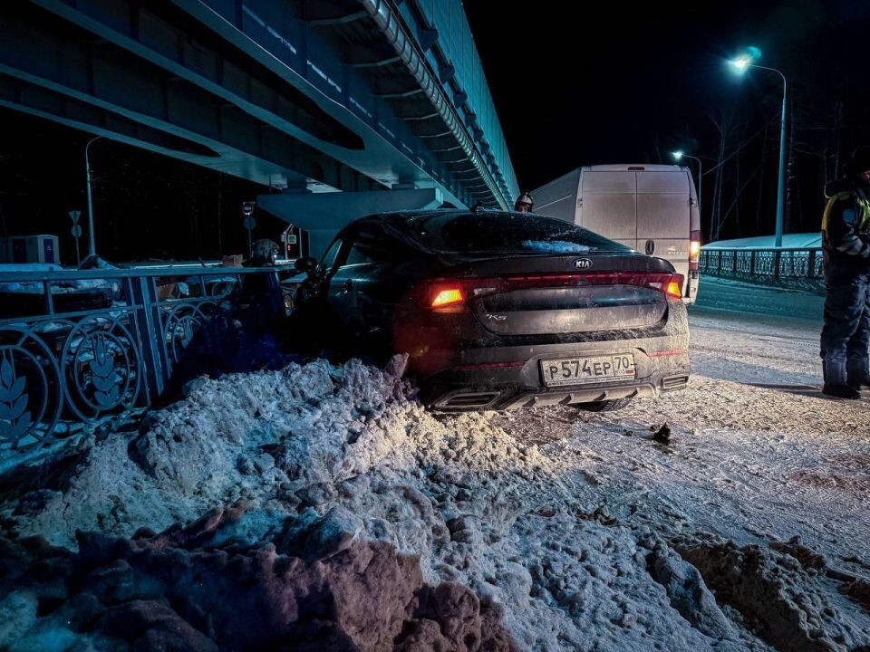    ДТП на развязке на Змеиногорском тракте. Источник: Дмитрий Ларкин, t.me/larkindms