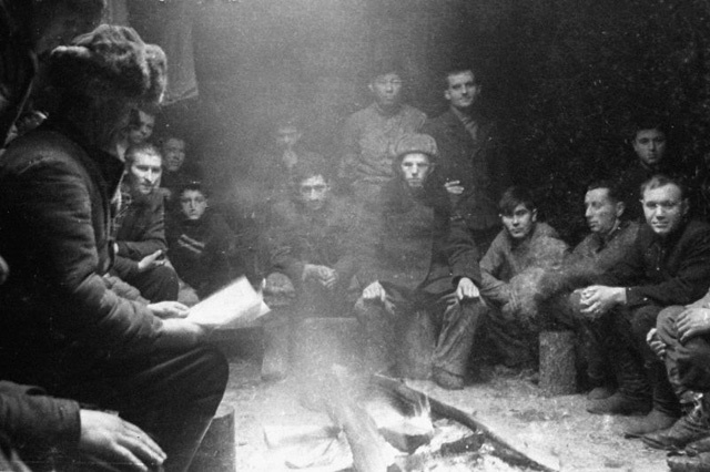 Командир партизанского отряда «Победители» Дмитрий Николаевич Медведев (1898-1954, слева) зачитывает бойцам сводки Совинформбюро.