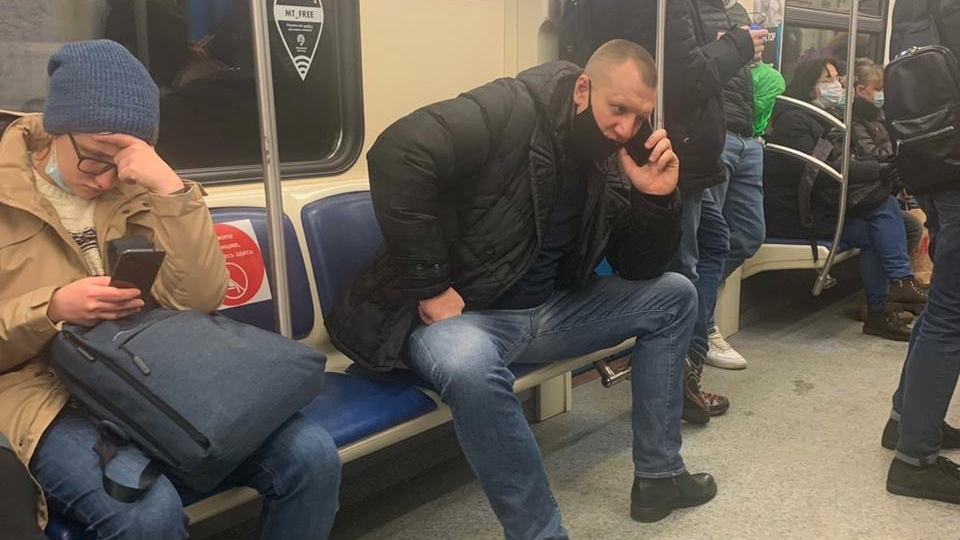 Мужчина пытался познакомиться. Если бы я знала кто он - не отшила бы