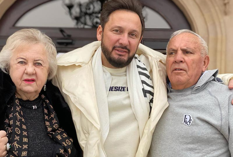 "Он во дворце, а они в скромном домике в Адлере": в каких условиях живут 87-летние родители Стаса Михайлова