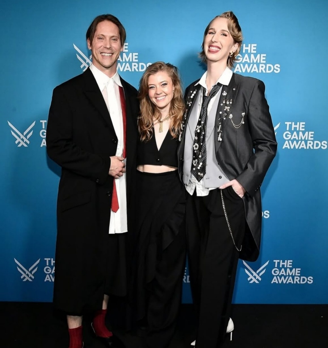 Дженнифер такая маленькая рядом с ними ☺