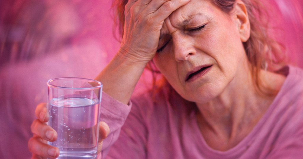 ПОЖИЛЫМ ЗАПРЕЩЕНО пить воду большими глотками — кровь густеет и кружится голова