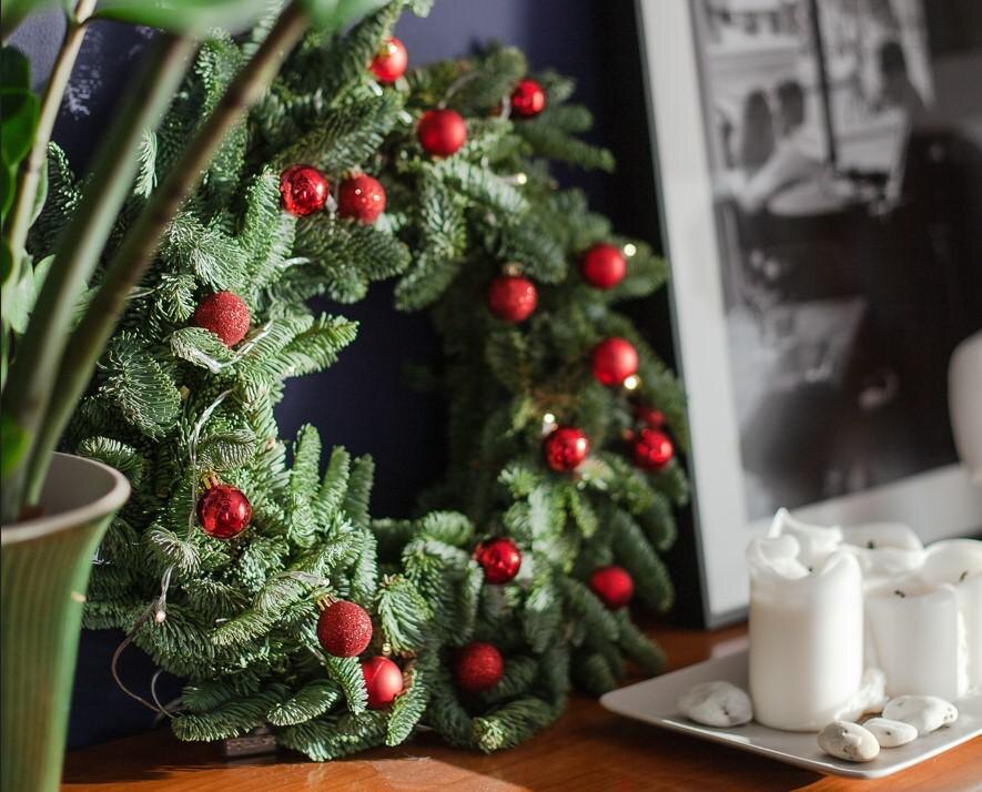 Unsplash📷Венок можно сделать самостоятельно или разделить это время с близкими друзьями и семьей