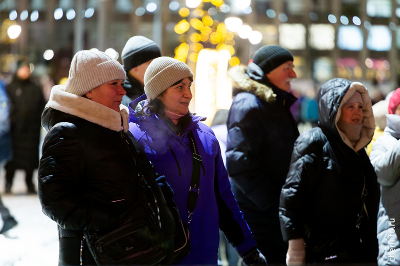    Вечером 15 декабря ярмарку открыли большим праздником на площади Молодежи.